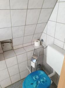 Habitación con baño pequeño con aseo azul. en Pension Birgit, en Rothenburg ob der Tauber