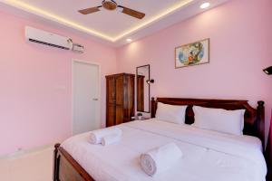 เตียงในห้องที่ Cozy 2BHK 4km from GOI airport - 15 min to Cansaulim Beach South Goa - Swimming pool access