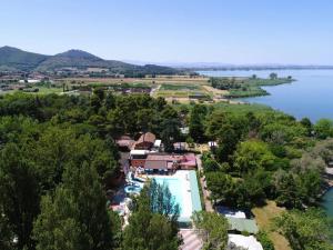 vista aerea di un resort con piscina e lago di Trasimeno Glamping Resort a Sant Arcangelo