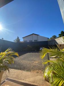 a view of a house from the driveway at Hotel Recanto dos Ipes in Frutal