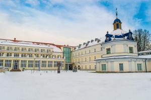 duży biały budynek z wieżą na górze w obiekcie Royal Palace w Turčianskich Teplicach