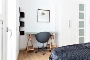 - une chambre avec un bureau et une chaise dans l'établissement DeHomes - Bicocca Village 28, à Milan
