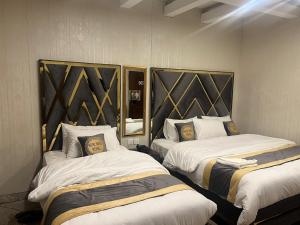duas camas num quarto de hotel com duas camas em Hotel Swiss Pearl em Lahore