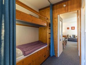 a bedroom with two bunk beds in a house at Appartement Gourette, 2 pièces, 6 personnes - FR-1-400-23 in Gourette