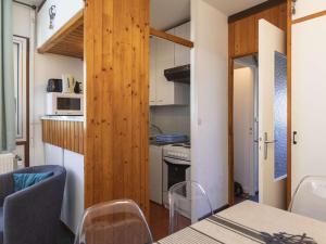Η κουζίνα ή μικρή κουζίνα στο Appartement 6 pers, 1 ch, balcon, proximité pistes - Gourette - FR-1-400-23 +6 φωτογραφίες