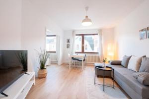 uma sala de estar com um sofá e uma mesa em Exklusive 2-Zimmer Wohnung für 6 em Bremen