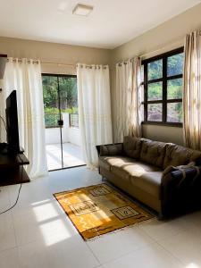 uma sala de estar com um sofá e uma televisão em Sítio com lazer completo em meio a natureza em Marechal Floriano