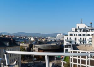 een uitzicht op de stad vanuit een gebouw bij ARCOTEL AQ Wien in Wenen