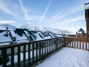 a balcony with snow on the roofs of houses at Charmant appart à Peyragudes 6 pers, terrasse sud, navette, parking gratuit, proche pistes et ski - FR-1-695-41 in Germ +6 photos