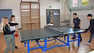 - un groupe de personnes autour d'une table de ping-pong dans l'établissement Gasthaus Rennsteig, à Kurort Steinbach-Hallenberg