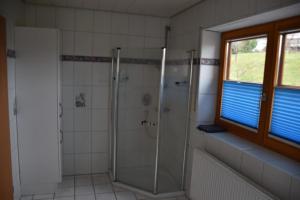 baño con 2 duchas y ventana en Ferienwohnung Lechleiter, en Kappelrodeck