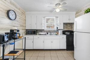 Køkken eller tekøkken på Contemporary Urban Home