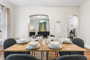 - une salle à manger avec une table et des chaises en bois dans l'établissement Contemporary Urban Home, à Niagara Falls