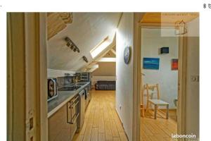 a room with a kitchen and a dining room at Orléans Appartement 2 chambres avec Parking in Orléans +11 photos