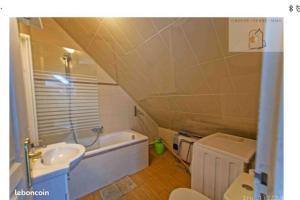 ein Badezimmer mit einem Waschbecken, einer Badewanne und einem WC in der Unterkunft Orléans Appartement 2 chambres avec Parking in Orléans