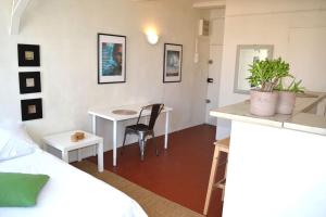 een slaapkamer met een bed, een bureau en een tafel bij Studio des Cardeurs au coeur du centre historique in Aix-en-Provence