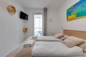 Posteľ alebo postele v izbe v ubytovaní Apartament Nadmorskie Spektrum & Parking