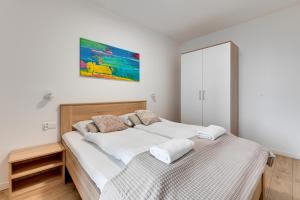 Posteľ alebo postele v izbe v ubytovaní Apartament Nadmorskie Spektrum & Parking