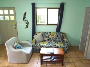 sala de estar con sofá y mesa de centro en Bohemian Monkey, en Cahuita