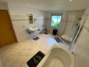 Ένα μπάνιο στο Haus Brockenblick #Garten #ruhige Lage #PS 5 #Netflix von Harztraveler +37 φωτογραφίες