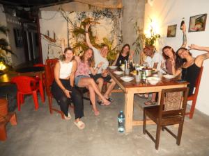 een groep mensen die rond een tafel zitten bij Hospedaje Neydita in Iquitos