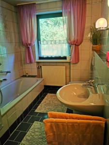 baño con bañera, lavabo y ventana en Ferien bei Fuchs, en Stein