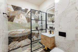a bathroom with a shower and a sink at Centro Accommodation in Cluj-Napoca
