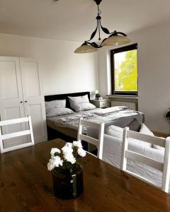 ein Wohnzimmer mit einem Tisch mit Blumen darauf in der Unterkunft Wunderschöne 3-Zimmer Wohnung für 8 Personen in Bremen