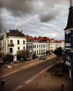 a city street with white buildings on a cloudy day at Wunderschöne 3-Zimmer Wohnung für 8 Personen in Bremen