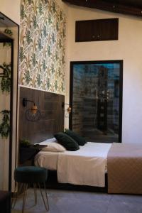 Un dormitorio con una cama con almohadas verdes. en Nid’Amour suite&spa en Palermo