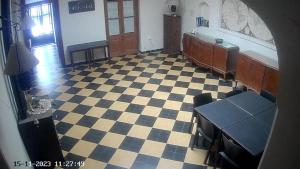 una camera con pavimento a scacchi in sinagoga di Habitaciones en Casa Céntrica cerca de todo a Colonia del Sacramento