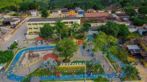 une vue aérienne sur un parc d'attractions dans une ville dans l'établissement Casa temporada Araçoiaba, 