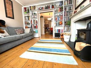 sala de estar con sofá y chimenea en Cosy period Bristol property with spacious garden, en Bristol