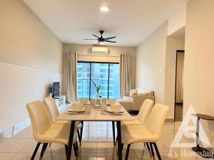 comedor y sala de estar con mesa y sillas en Landmark Residence 2 Sungai Long 3Bedroom AsHome 04 en Kajang