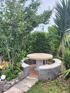 uma mesa de piquenique sentada no meio de um jardim em Gaia em Bareyo