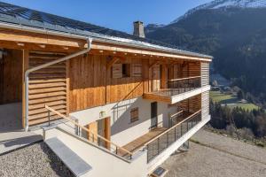 uma casa com duas varandas do lado em Chalet Les Galetas du Mont Blanc em Hauteluce