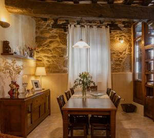 - une salle à manger avec une table et des chaises en bois dans l'établissement Casa Rural Beit Shalom, à Hervás