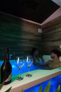 un gruppo di persone in una piscina con bicchieri da vino di Nid’Amour suite&spa a Palermo