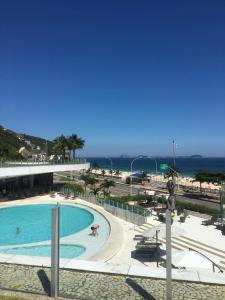 una gran piscina con el océano en el fondo en Hotel Nacional en Río de Janeiro