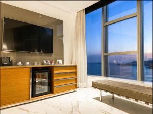 - un salon avec une grande fenêtre et une télévision dans l'établissement Hotel Nacional, à Rio de Janeiro