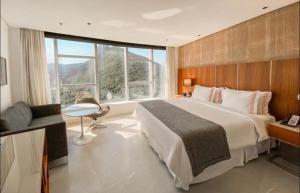 1 dormitorio con cama grande y ventana grande en Hotel Nacional en Río de Janeiro