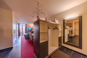 ein Wohnzimmer mit einem großen schwarzen Schrank mit einem Spiegel in der Unterkunft Resort Deichgraf Resort Deichgraf 31-01 in Wremen