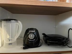 a blender and a toaster sitting on a shelf at Mini paraíso do Francês/ Pé na areia in Marechal Deodoro