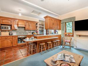 una cucina con mobili in legno e tavolo di 2 bed property in Edinburgh 53898 a Edimburgo