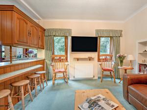 愛丁堡的住宿－2 bed property in Edinburgh 53898，客厅设有带酒吧和椅子的厨房