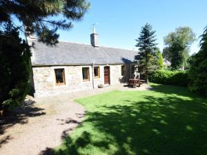 ein altes Steinhaus mit einem Rasenhof in der Unterkunft 2 bed property in Edinburgh 53898 in Edinburgh