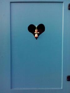 a blue door with a picture of a bird on it at La roulotte des Carpates in Gaillac