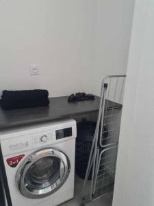a washing machine in a room with a counter at T4 proche de tout ! Séjour parfait garanti in Saint-Herblain