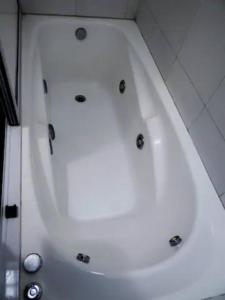 uma banheira branca na casa de banho com luzes em ALBERDI centro MENDOZA em Mendoza