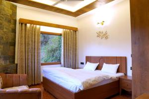 1 dormitorio con cama y ventana en Galaxy Stay Casa, en Bhowāli